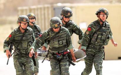 碎石之锤怎么用_反劫机武警练就硬气功：单掌碎
